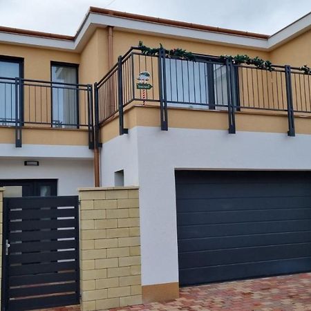 Sarkcsillag Teljes Csaladihaz- Star Complete Family House Apartment Szeged Exterior photo