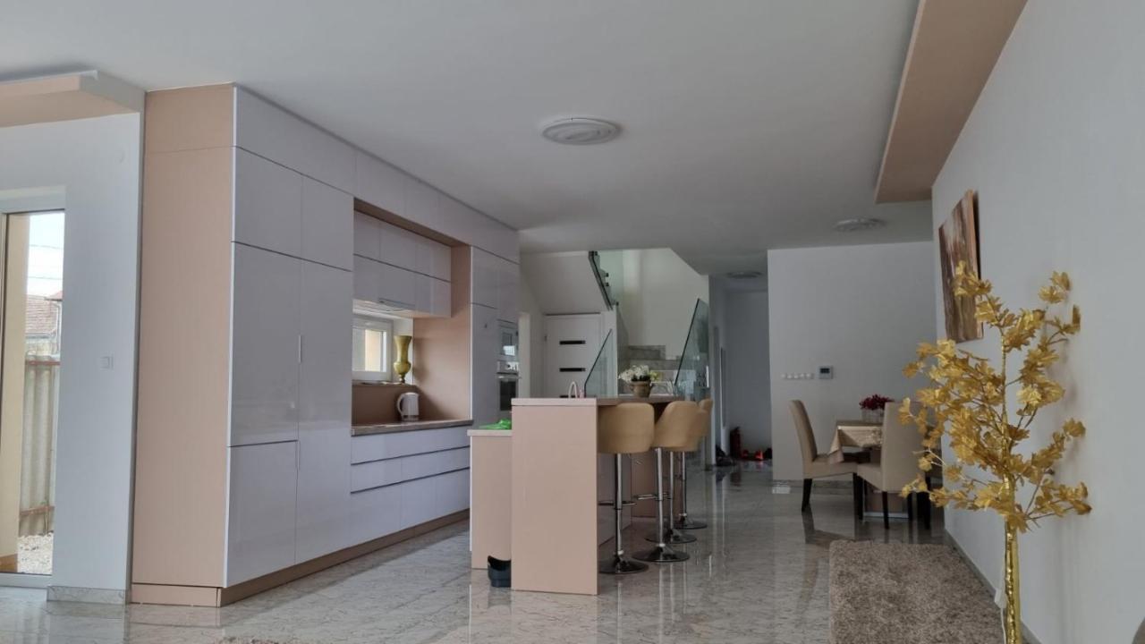 Sarkcsillag Teljes Csaladihaz- Star Complete Family House Apartment Szeged Exterior photo