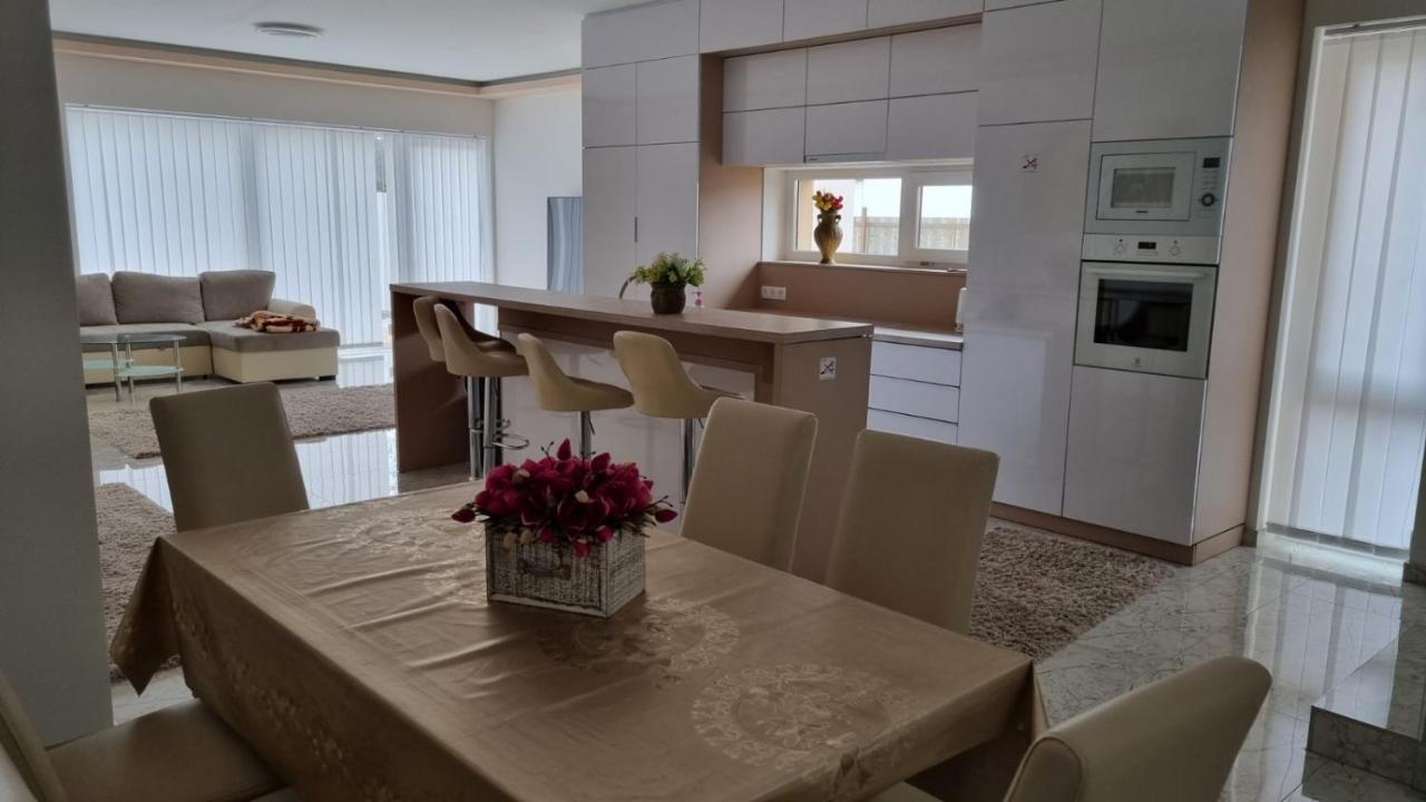 Sarkcsillag Teljes Csaladihaz- Star Complete Family House Apartment Szeged Exterior photo